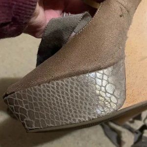 Jennifer Lopez Peep-Toe Platform Wedges, size 8. Tan; Good condition